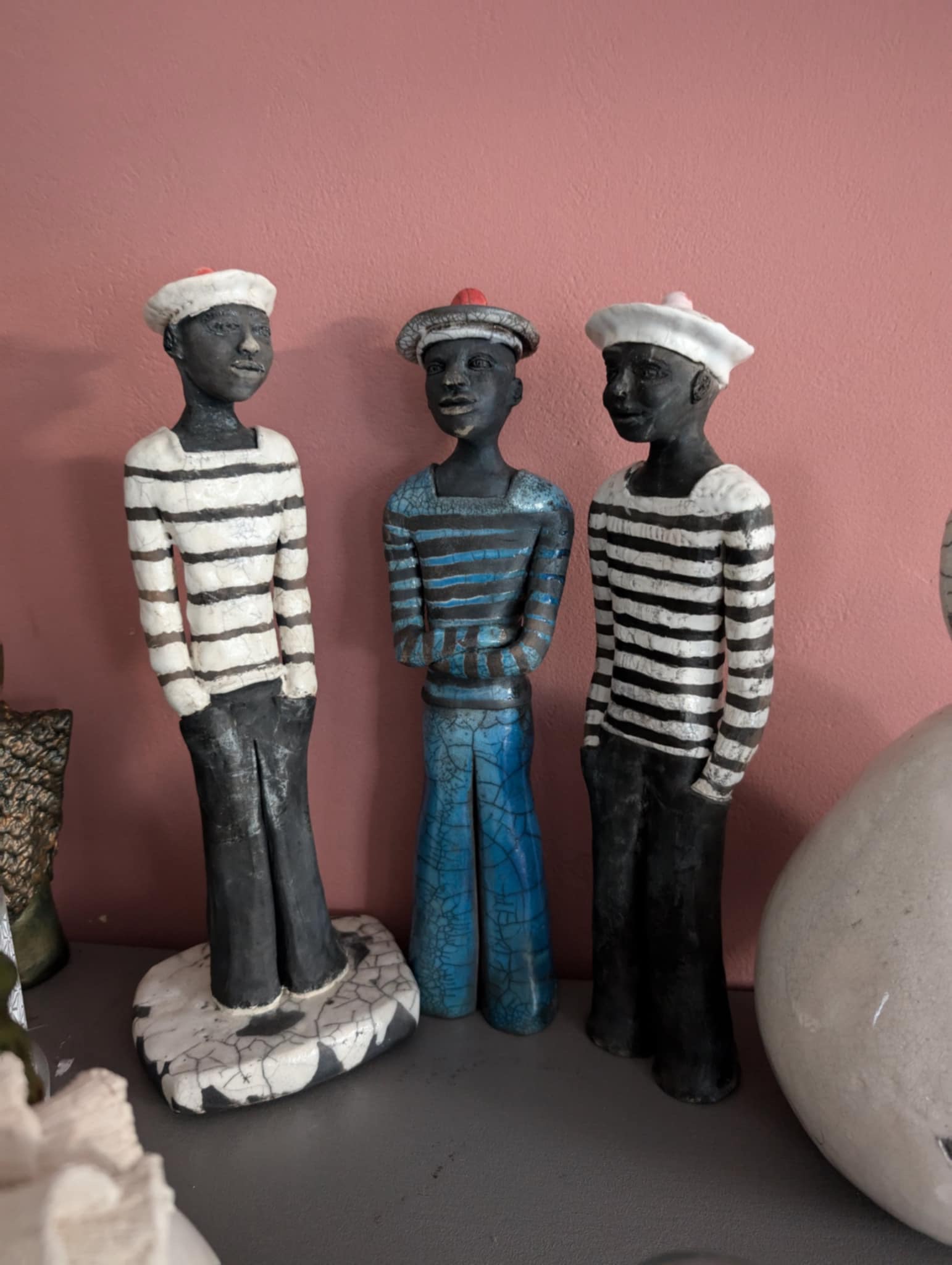 Sculptures en poterie représentant des marins.
